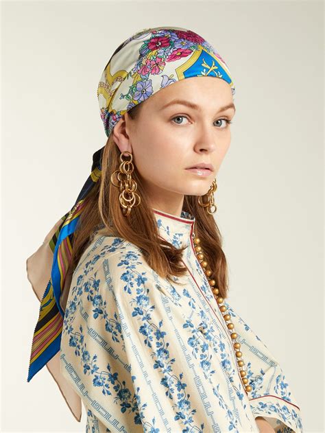 comment porter un foulard gucci